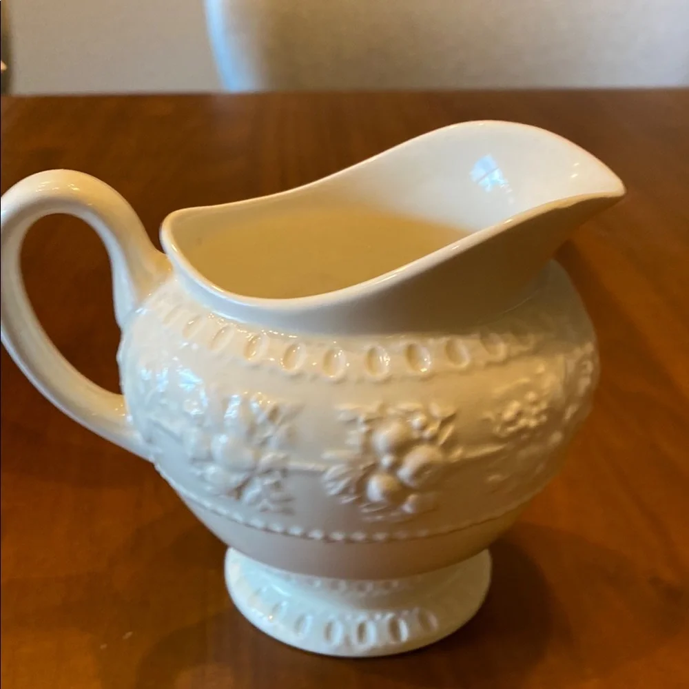 Wedgwood Wellesley Tea set made in England Ivory Pot, Creamer, Sugar Bowl lids